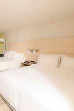 Hotel Holiday Inn Express & Suites Dayton East Beavercreek photo 2