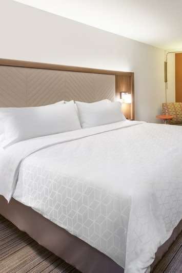 Hotel Holiday Inn Express & Suites Dayton East Beavercreek photo 1