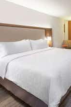 Hotel Holiday Inn Express & Suites Dayton East Beavercreek photo 1