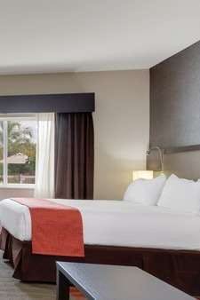 Hotel Holiday Inn Express & Suites Naples Downtown 5 Th Avenue photo 1