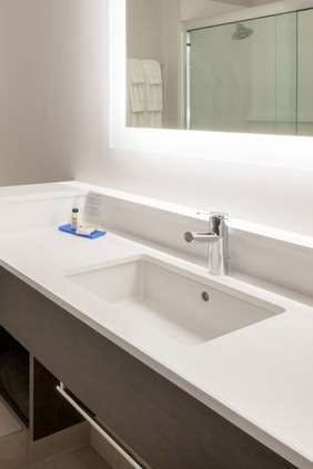 Hotel Holiday Inn Express & Suites Dallas Market Ctr Love Field photo 5