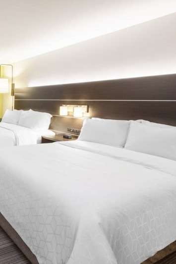 Hotel Holiday Inn Express & Suites Dallas Market Ctr Love Field photo 2