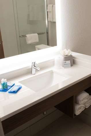 Hotel Holiday Inn Express & Suites Dayton North Vandalia photo 5