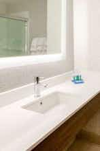 Hotel Holiday Inn Express & Suites Oklahoma City Airport photo 5