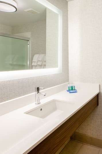Hotel Holiday Inn Express & Suites Cincinnati Riverfront photo 4