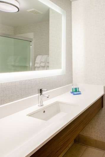 Hotel Holiday Inn Express Jamaica Jfk Airtrain Nyc photo 4