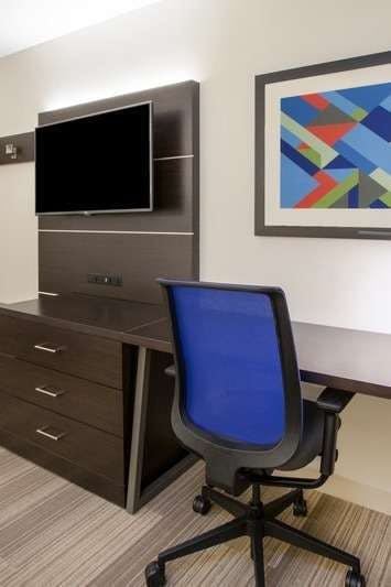 Hotel Holiday Inn Express & Suites El Paso North photo 3