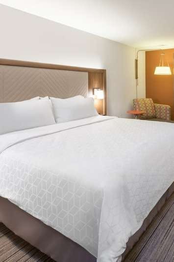 Hotel Holiday Inn Express & Suites El Paso North photo 1