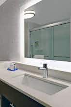Hotel Holiday Inn Express Kingston West photo 5