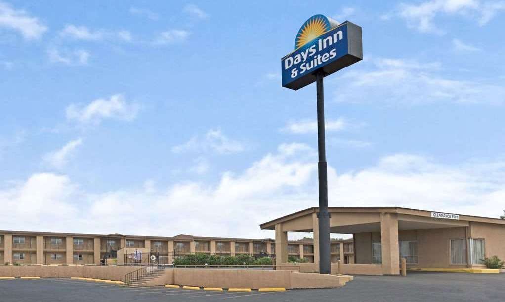 Days Inn & Suites by Wyndham Santa Rosa