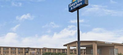 Days Inn & Suites by Wyndham Santa Rosa