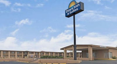Days Inn & Suites by Wyndham Santa Rosa