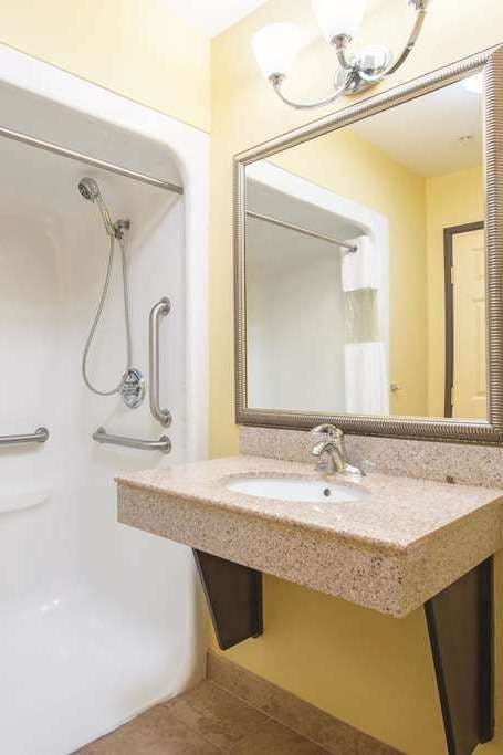 Hotel La Quinta Inn & Suites by Wyndham Tulsa Airpt / Expo Square photo 4