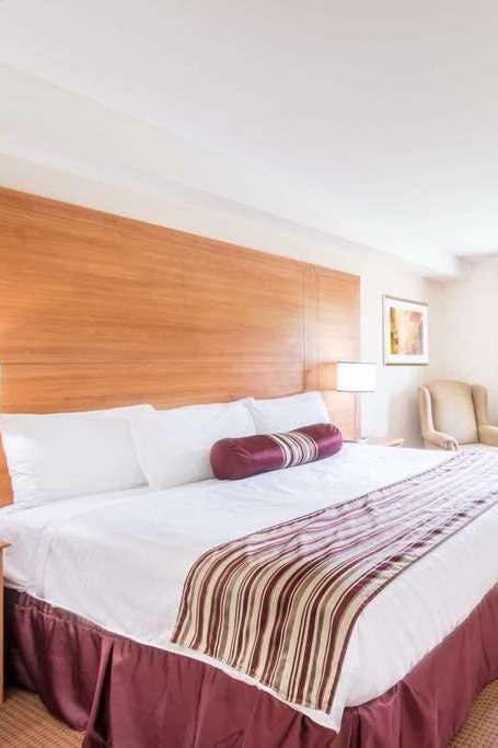 Hotel Super 8 Cornwall ON photo 4