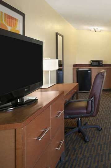 Hotel Howard Johnson by Wyndham San Diego Sea World photo 4