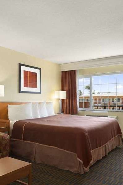 Hotel Howard Johnson by Wyndham San Diego Sea World photo 2