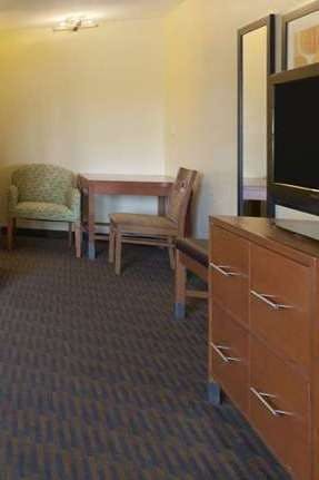 Hotel Howard Johnson by Wyndham San Diego Sea World photo 5