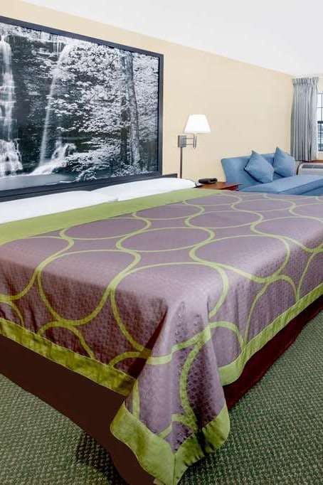 Hotel Super 8 by Wyndham Pine Bluff photo 1