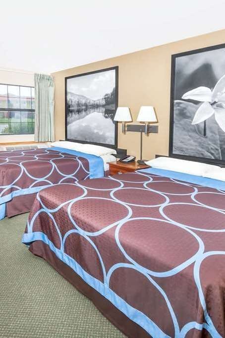 Hotel Super 8 by Wyndham Pine Bluff photo 2