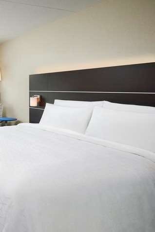 Hotel Holiday Inn Express & Suites Windsor East – Lakeshore photo 1