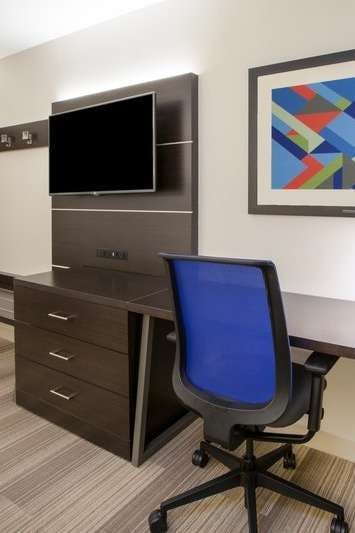 Hotel Holiday Inn Express & Suites Windsor East – Lakeshore photo 3