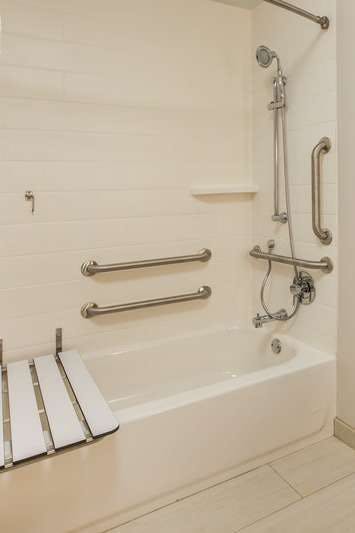 Hotel Holiday Inn Express & Suites Windsor East – Lakeshore photo 4