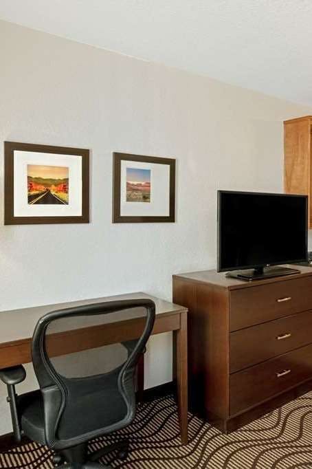 Hotel La Quinta Inn & Suites by Wyndham Las Vegas Red Rock photo 4