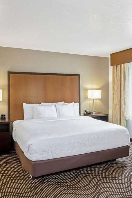 Hotel La Quinta Inn & Suites by Wyndham Las Vegas Red Rock photo 1