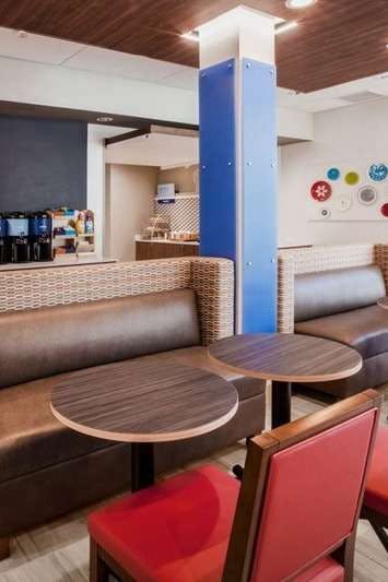 Hotel Holiday Inn Express & Suites Aurora photo 5