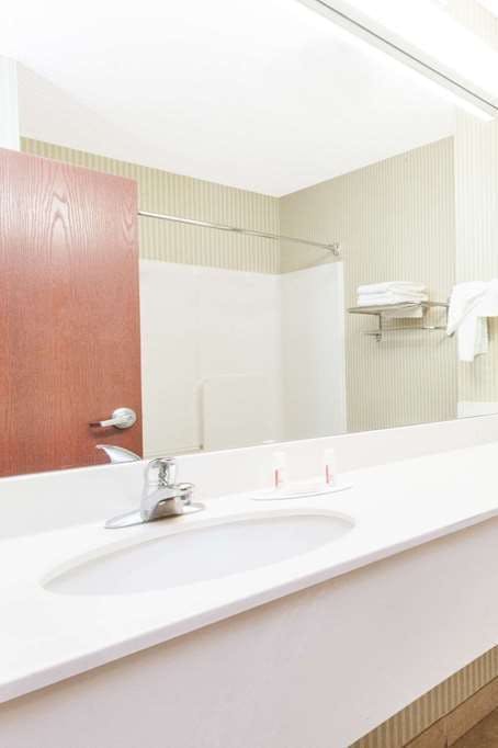 Hotel Days Inn and Suites Seaford photo 5