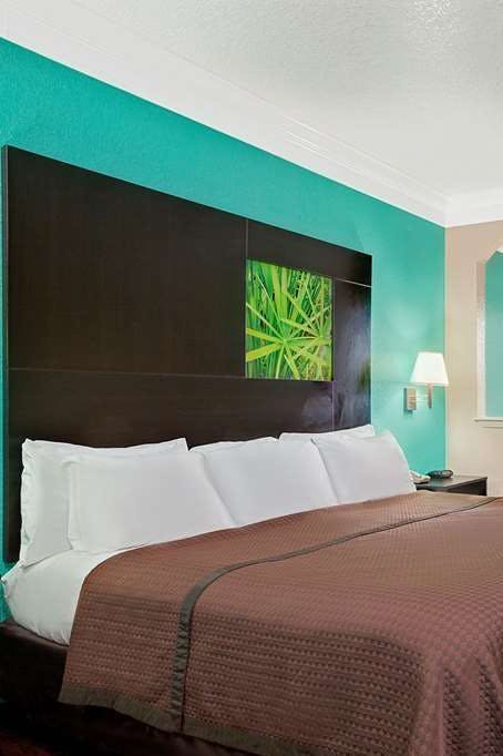 Hotel Super 8 by Wyndham Galveston photo 1