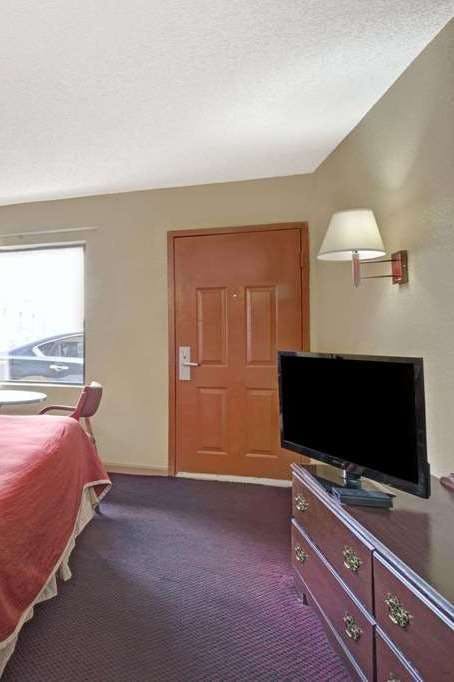 Hotel Travelodge Forest Park Atlanta photo 3