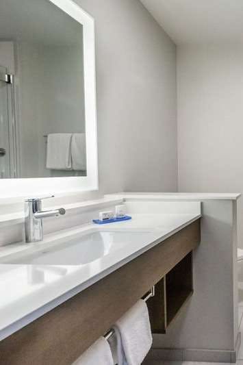 Hotel Holiday Inn Express & Suites Edmonton N St. Albert photo 4