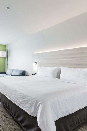 Hotel Holiday Inn Express & Suites Edmonton N St. Albert photo 1