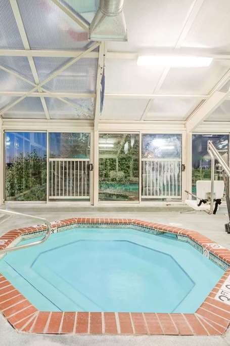 Hotel Baymont by Wyndham Litchfield photo 3