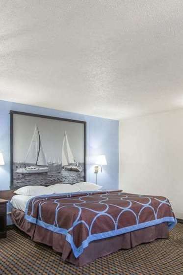 Hotel Super 8 by Wyndham New Castle photo 1