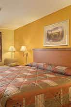 Hotel Super 8 by Wyndham Topeka at Forbes Landing photo 1