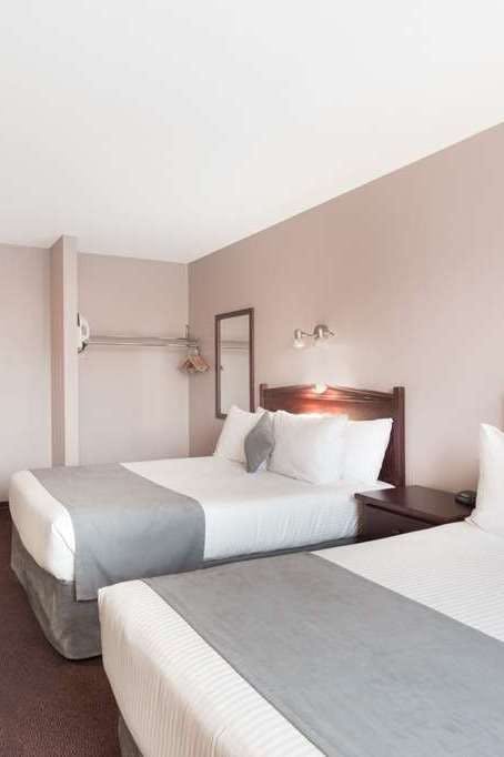 Hotel Super 8 by Wyndham Lake Country/Winfield Area photo 2