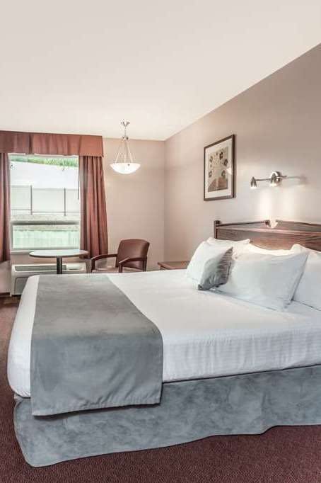 Hotel Super 8 by Wyndham Lake Country/Winfield Area photo 1