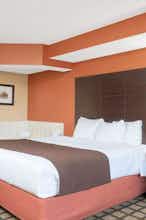 Hotel Baymont by Wyndham Lakeville photo 1