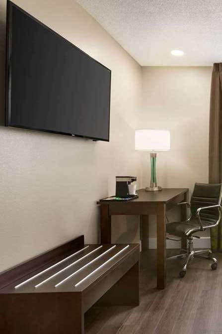 Hotel Super 8 by Wyndham Ajax/Toronto On photo 3