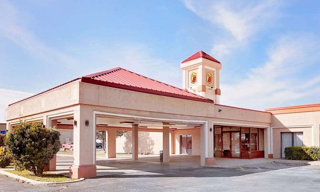 Super 8 by Wyndham Plainview