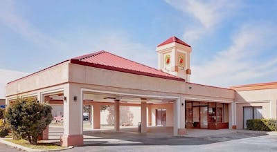 Super 8 by Wyndham Plainview