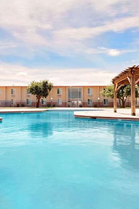 Hotel Super 8 by Wyndham Plainview photo 4