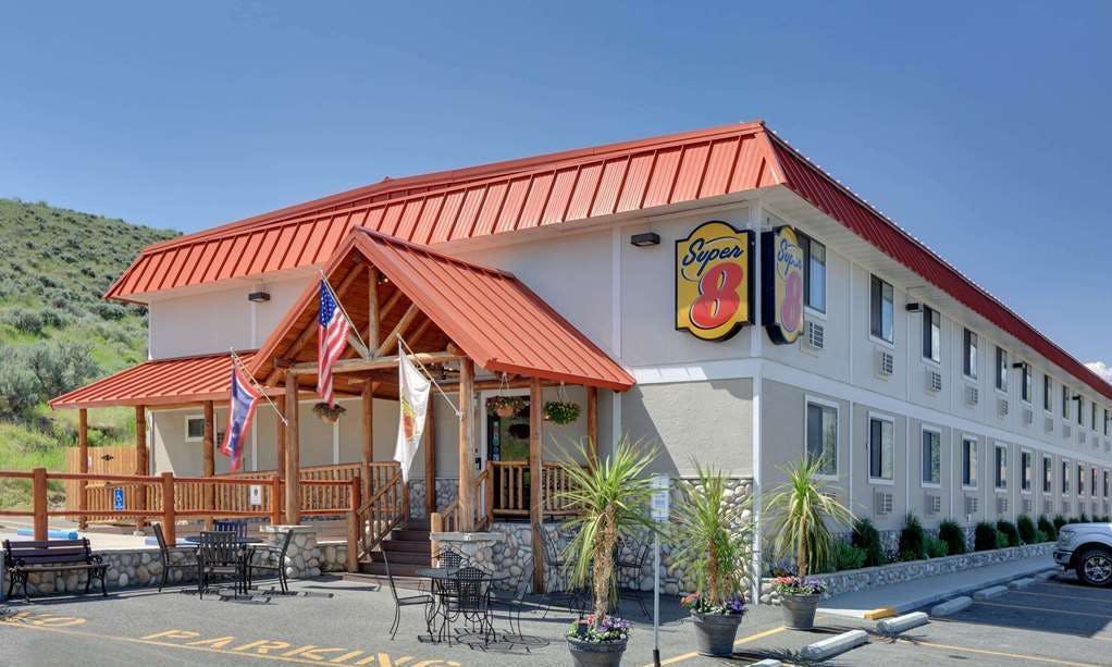 Super 8 Cody
