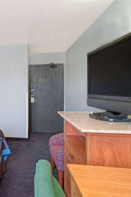 Hotel Super 8 by Wyndham Sacramento/Florin Rd photo 3