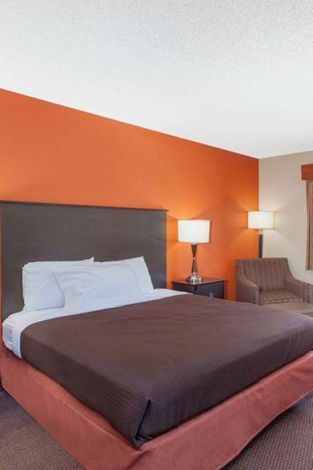 Hotel AmericInn by Wyndham Ham Lake photo 1