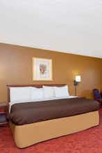 Hotel AmericInn West Bend photo 1