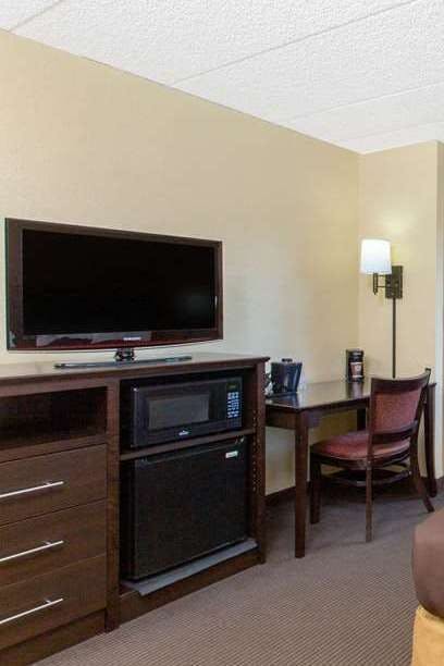 Hotel AmericInn by Wyndham West Bend photo 3