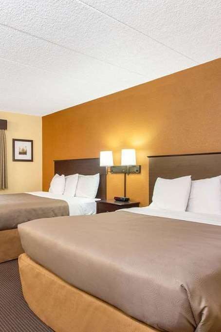 Hotel AmericInn by Wyndham West Bend photo 2